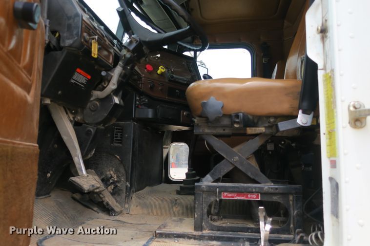 image for item EA9319 2004 Freightliner FLD dump truck