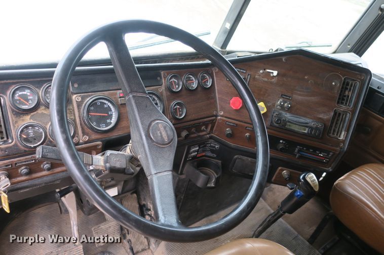 image for item EA9319 2004 Freightliner FLD dump truck