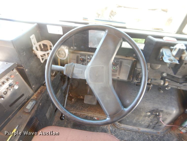 image for item FC9833 1995 International 3800 school bus