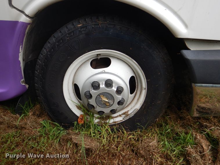 image for item FT9362 2010 Chevrolet Express G4500 shuttle bus