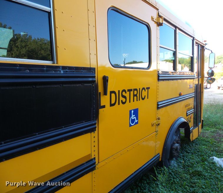 image for item FU9302 2003 Thomas Built Saf-T-Liner MVP EF school bus