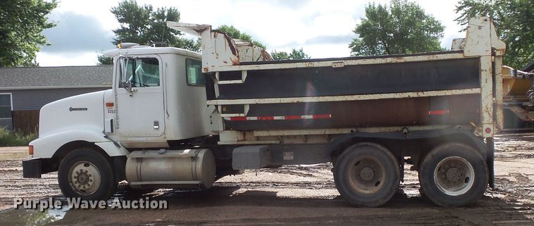 image for item FU9334 1995 International 9200 dump truck