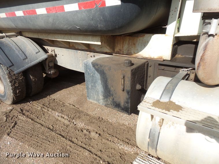 image for item FU9334 1995 International 9200 dump truck