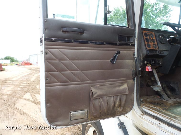 image for item FU9334 1995 International 9200 dump truck