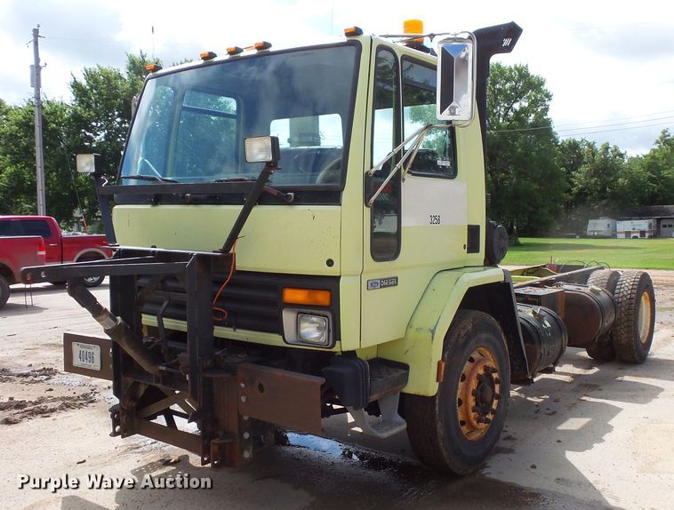 image for item FU9336 1992 Ford CF8000 truck cab and chassis