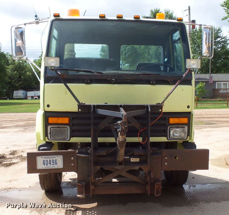 image for item FU9336 1992 Ford CF8000 truck cab and chassis