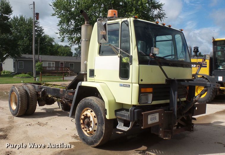 image for item FU9336 1992 Ford CF8000 truck cab and chassis