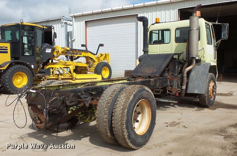 image for item FU9336 1992 Ford CF8000 truck cab and chassis