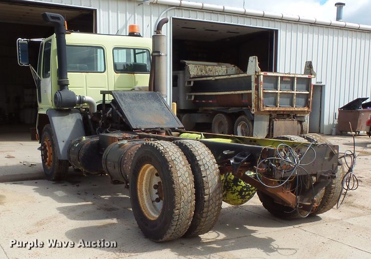 image for item FU9336 1992 Ford CF8000 truck cab and chassis