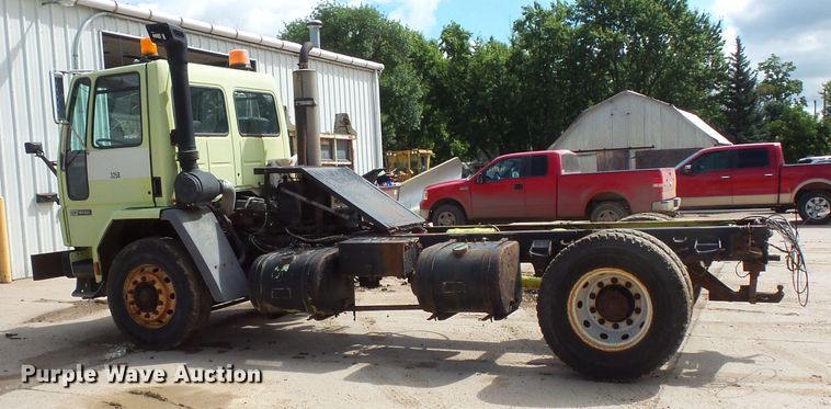 image for item FU9336 1992 Ford CF8000 truck cab and chassis