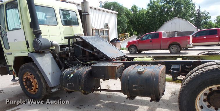 image for item FU9336 1992 Ford CF8000 truck cab and chassis