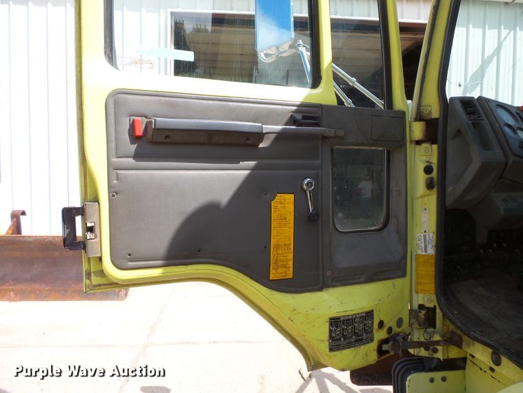 image for item FU9336 1992 Ford CF8000 truck cab and chassis