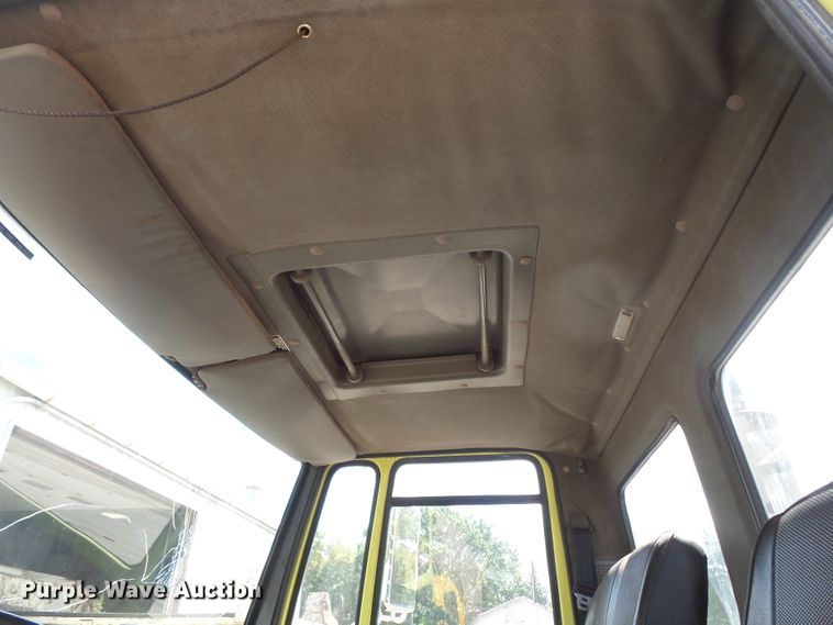 image for item FU9336 1992 Ford CF8000 truck cab and chassis