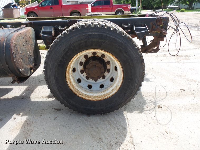 image for item FU9336 1992 Ford CF8000 truck cab and chassis