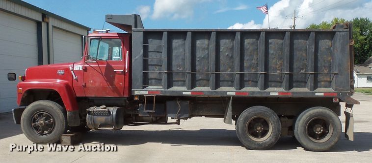 image for item FU9342 1988 Ford L9000 dump truck