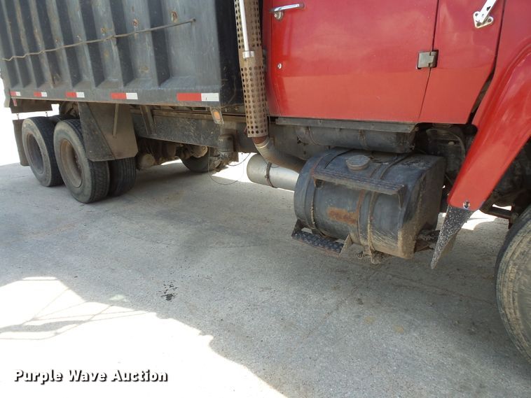 image for item FU9342 1988 Ford L9000 dump truck