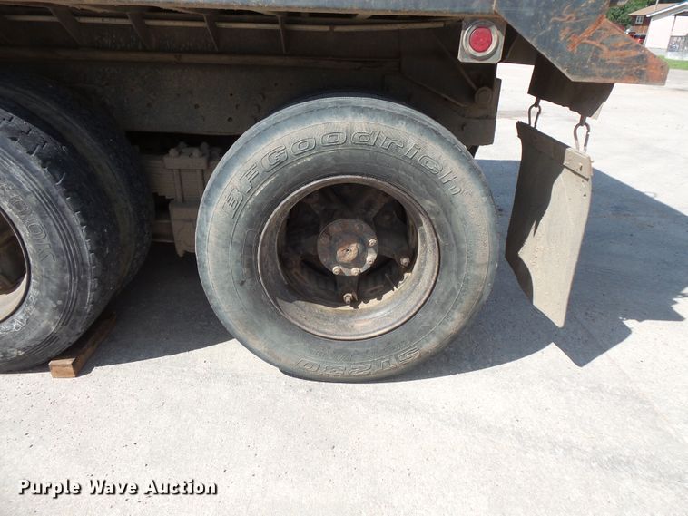 image for item FU9342 1988 Ford L9000 dump truck