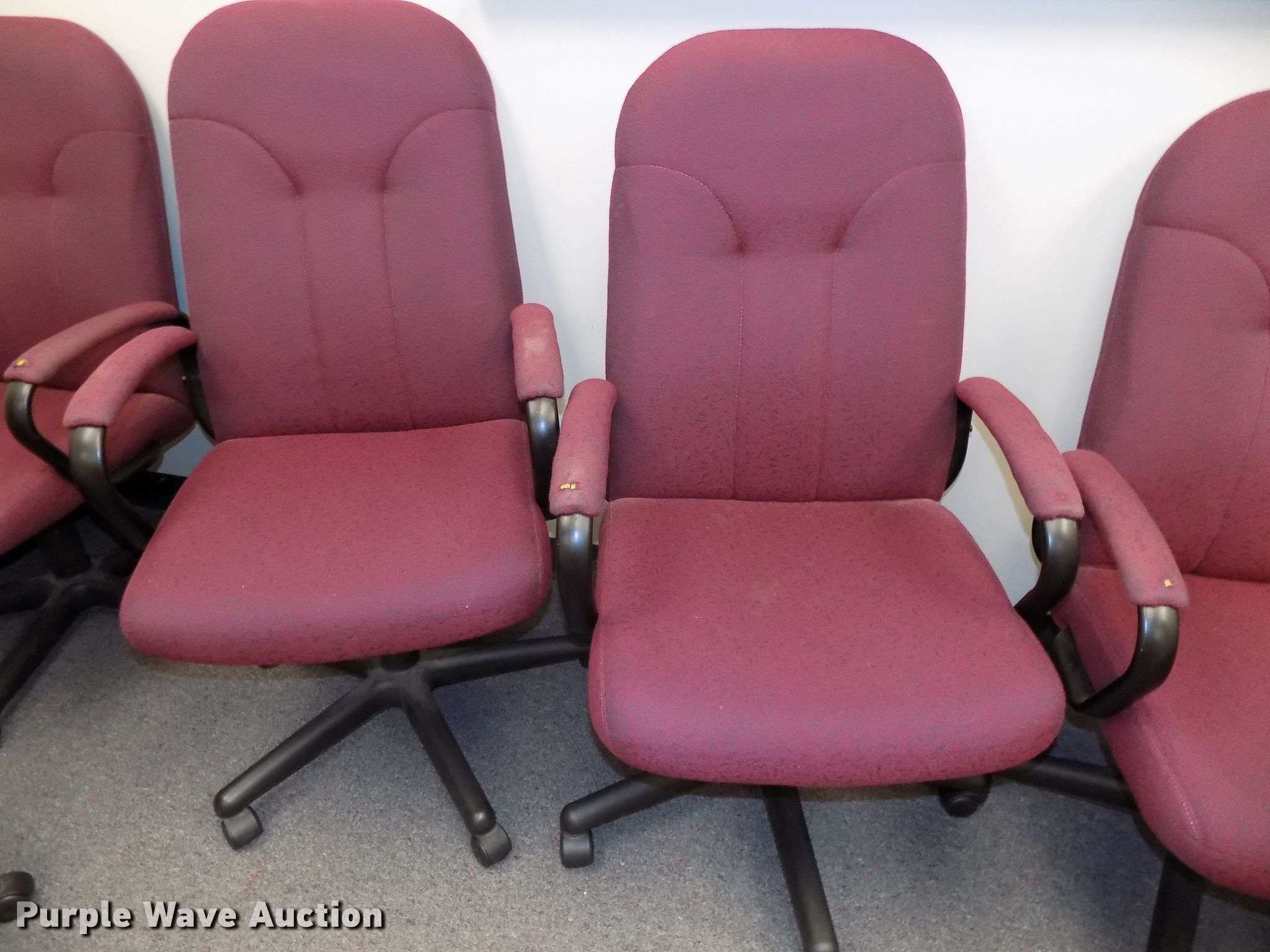 Furniture in Lincoln, NE Item DO9448 sold Purple Wave