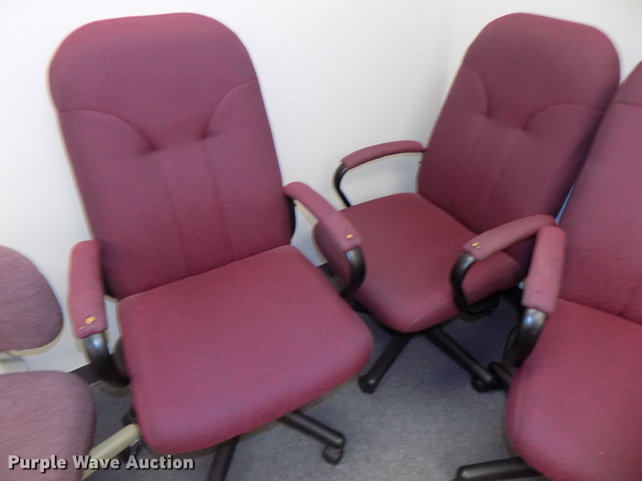 Furniture in Lincoln, NE Item DO9448 sold Purple Wave