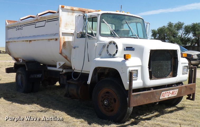 image for item DD6042 1987 Ford L8000 feed mixer truck