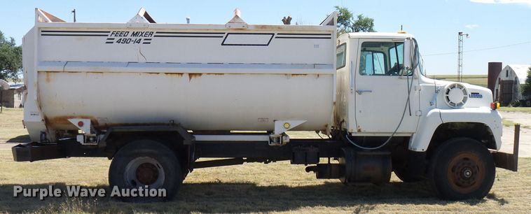 image for item DD6042 1987 Ford L8000 feed mixer truck