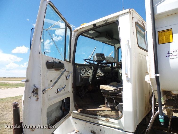 image for item DD6042 1987 Ford L8000 feed mixer truck