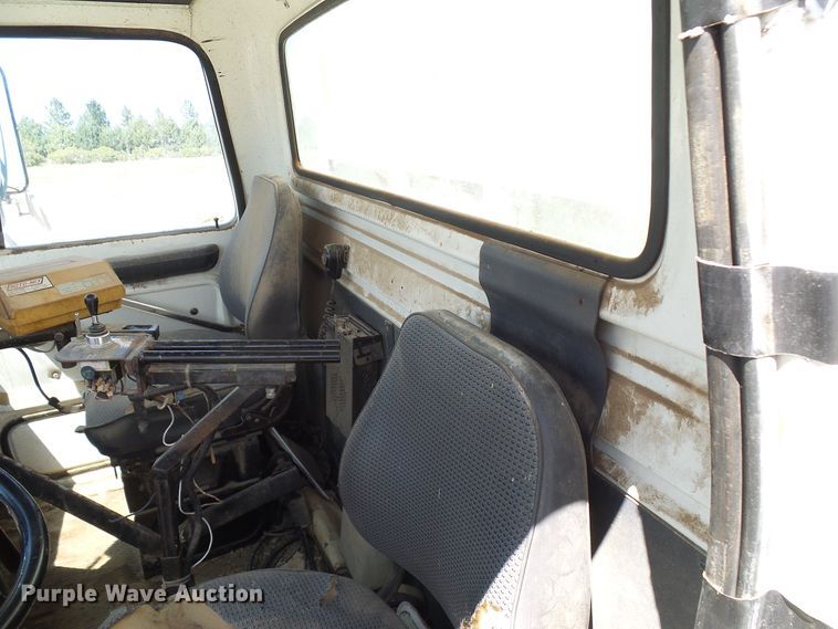 image for item DD6042 1987 Ford L8000 feed mixer truck