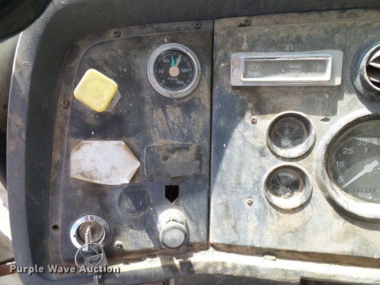 image for item DD6042 1987 Ford L8000 feed mixer truck