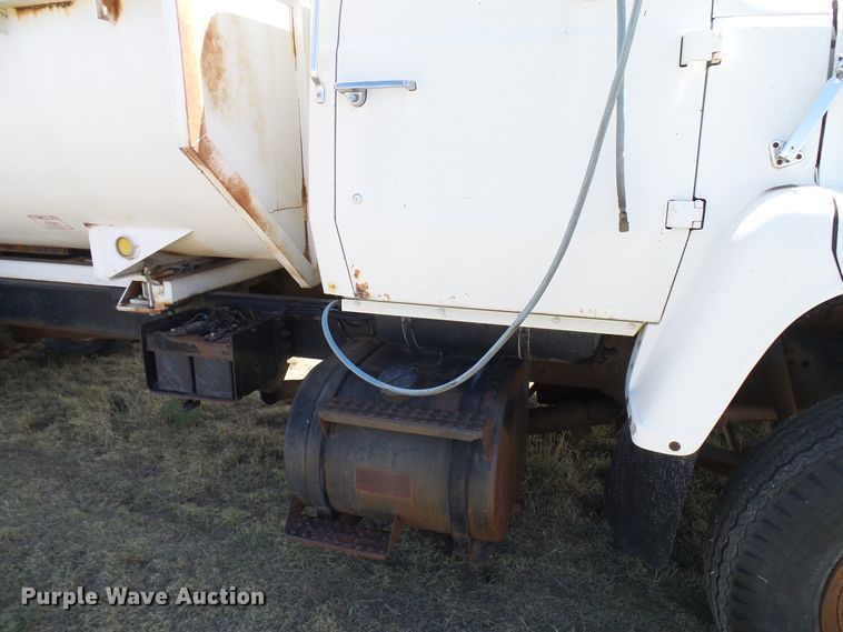 image for item DD6042 1987 Ford L8000 feed mixer truck