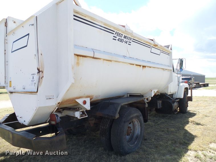 image for item DD6042 1987 Ford L8000 feed mixer truck