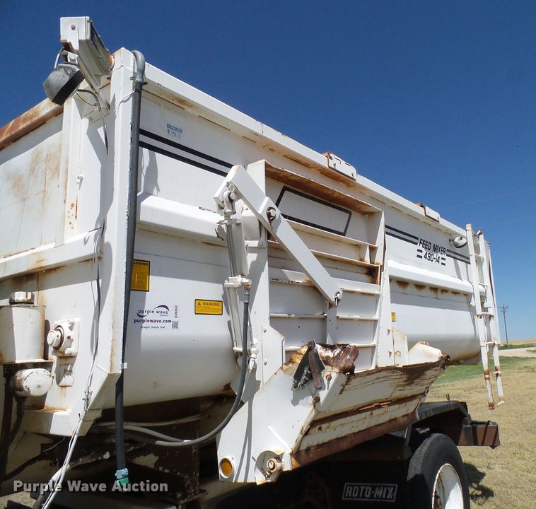 image for item DD6042 1987 Ford L8000 feed mixer truck