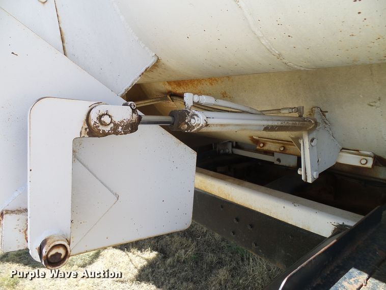 image for item DD6042 1987 Ford L8000 feed mixer truck