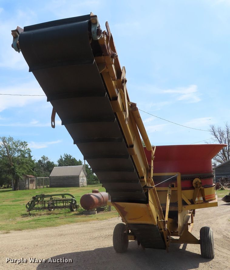 image for item DD6404 HayBuster Big Bite H1000 tub grinder