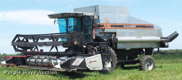 image for item DF0792 1994 Gleaner R52 combine