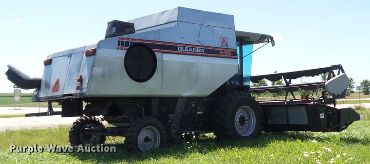 image for item DF0792 1994 Gleaner R52 combine