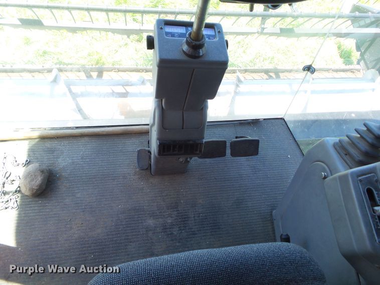 image for item DF0792 1994 Gleaner R52 combine