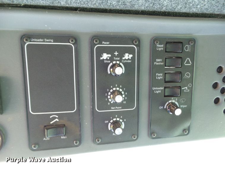 image for item DF0792 1994 Gleaner R52 combine