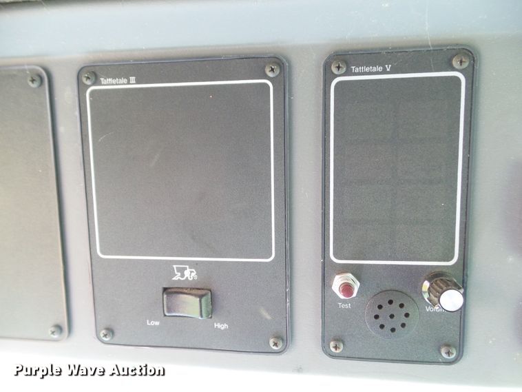 image for item DF0792 1994 Gleaner R52 combine