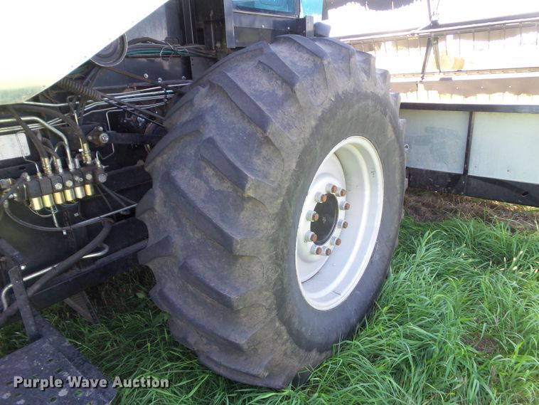 image for item DF0792 1994 Gleaner R52 combine