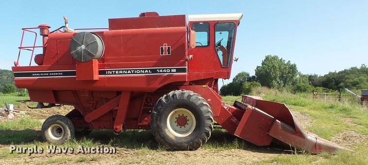 image for item FU9361 1979 International 1440 combine