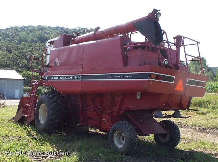 image for item FU9361 1979 International 1440 combine