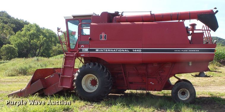image for item FU9361 1979 International 1440 combine