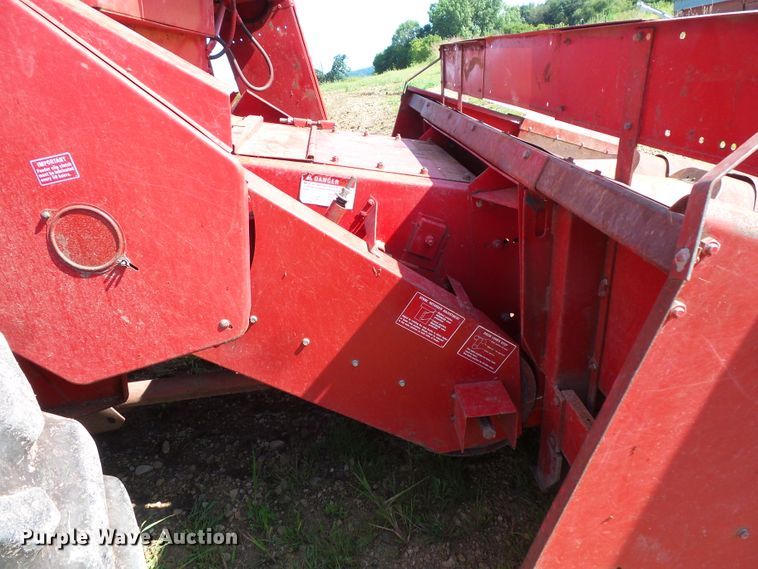 image for item FU9361 1979 International 1440 combine