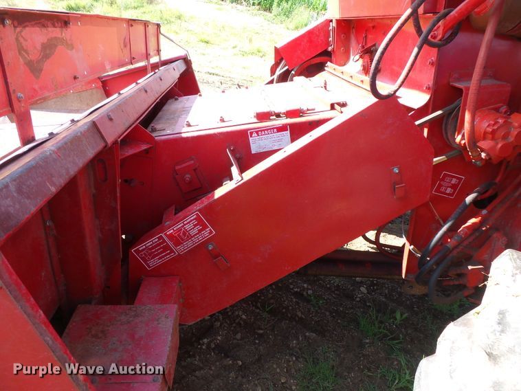 image for item FU9361 1979 International 1440 combine