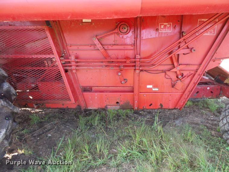 image for item FU9361 1979 International 1440 combine