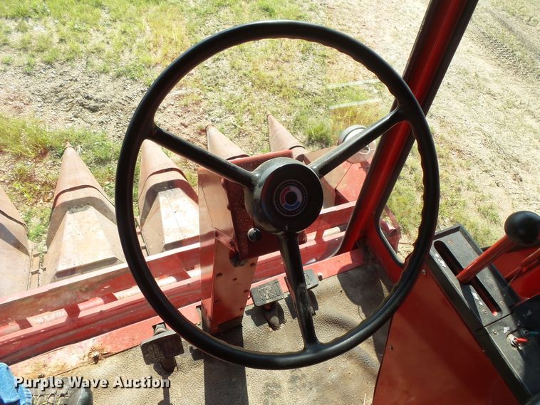 image for item FU9361 1979 International 1440 combine