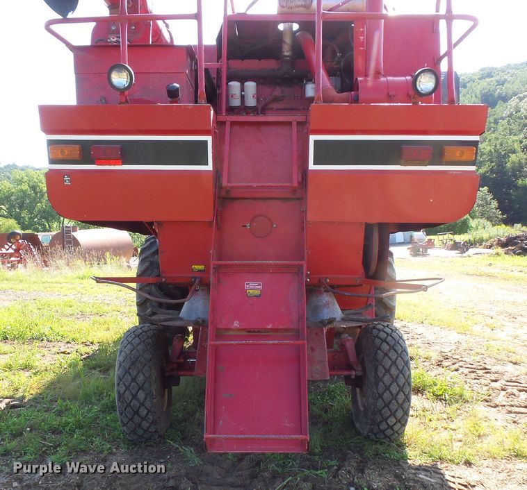 image for item FU9361 1979 International 1440 combine
