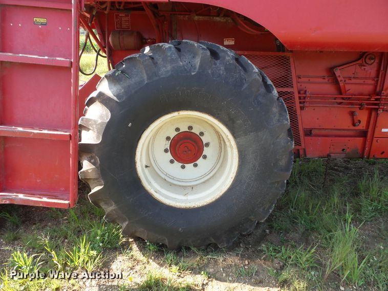 image for item FU9361 1979 International 1440 combine