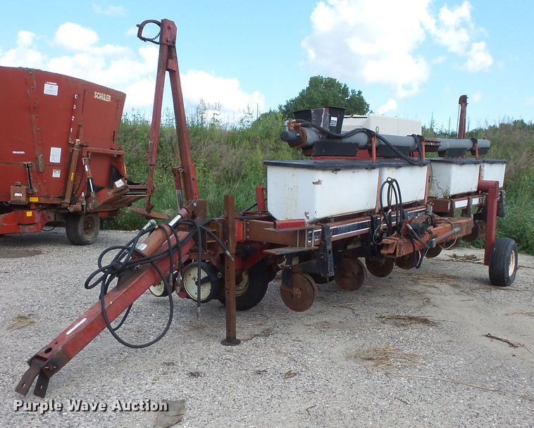 image for item FU9372 International 800 air seeder