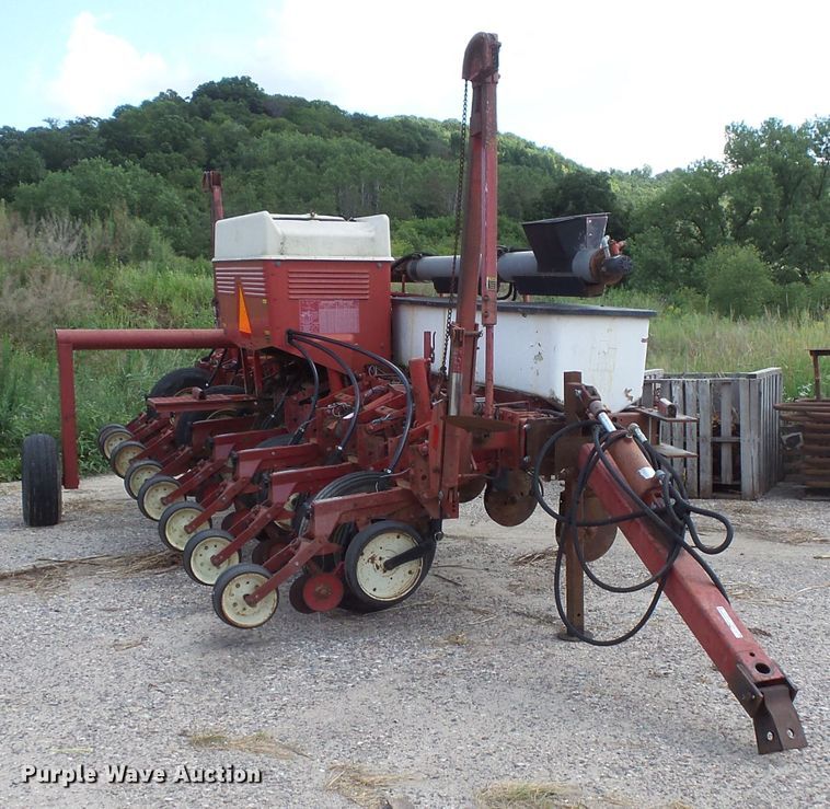 image for item FU9372 International 800 air seeder